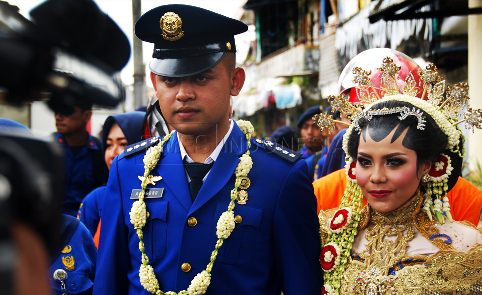Pasangan Anggoro Setyo Pramono (25) dan Novia Nur Eka Saputri (25) saat melakukan tradisi adat Jawa (FOTO : Adhitya Hendra/TIMES Indonesia)