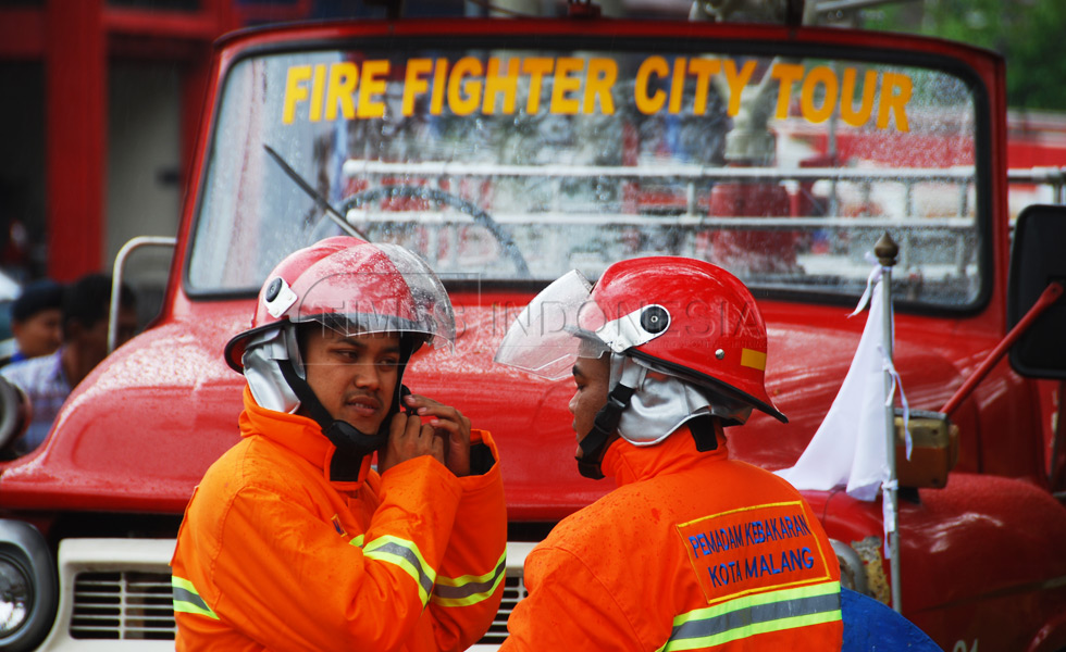 Petugas PMK kota Malang bersiap mengarak Anggoro Setyo Pramono (25) dan Novia Nur Eka Saputri (25) naik Brandweer (FOTO : Adhitya Hendra/TIMES Indonesia)