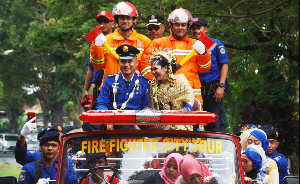 Anggoro Setyo Pramono (25) dan Novia Nur Eka Saputri (25) saat diarak keliling kota Malang (FOTO : Adhitya Hendra/TIMES Indonesia)