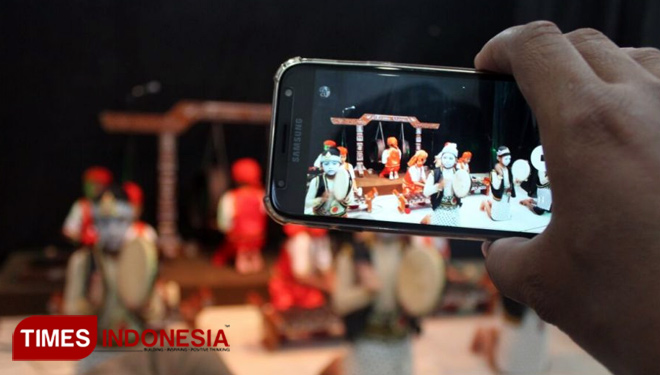 Anak-anak remaja di Dusun Tlogorejo, Desa Bumiaji, Kota Batu menampilkan seni tari pada peringatan Hari Teater Sedunia di Balai Dusun Tlogorejo. (FOTO: Ferry/TIMES Indonesia)