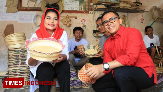 Bupati Banyuwangi Abdullah Azwar Anas bersama Cawagub Jatim nomor urut 2, Puti Guntur Soekarno. (FOTO: Humas Pemkab Banyuwangi for TIMES Indonesia)