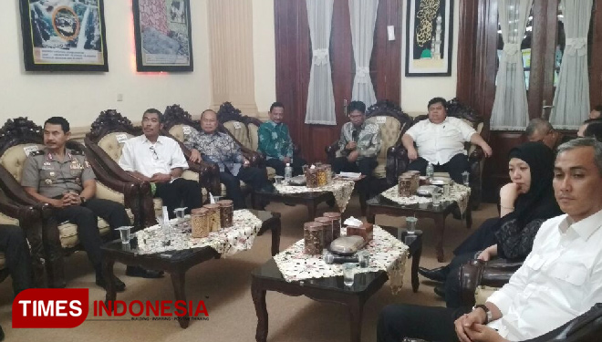 Bupati Bondowoso, Amin Said Husni, saat memaparkan keberhasilan SAKIP di Bondowoso pada Tim Independen. (FOTO: Sofy/TIMES Indonesia)