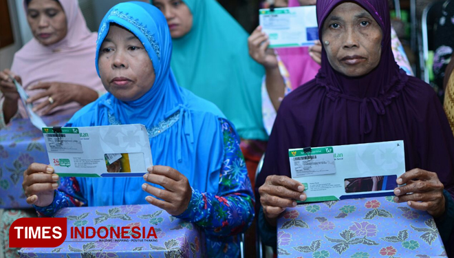 Warga Lamongan menunjukkan bahwa telah tercover Jaminan Kesehatan Nasional (JKN), Selasa, (27/3/2018). (FOTO: Ardiyanto/TIMES Indonesia)