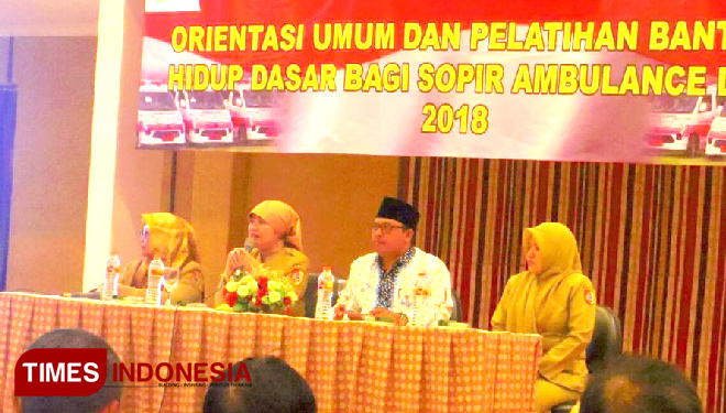 Kepala Dinas Kesehatan Kabupaten Jember Siti Nurul Qomariah (tengah) saat memberikan pengarahan kepada sopir ambulan desa. (FOTO: Angga/TIMES Indonesia).