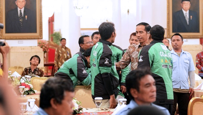 Presiden Jokowi berbincang dengan driver ojek online. (FOTO: MI/Panca)