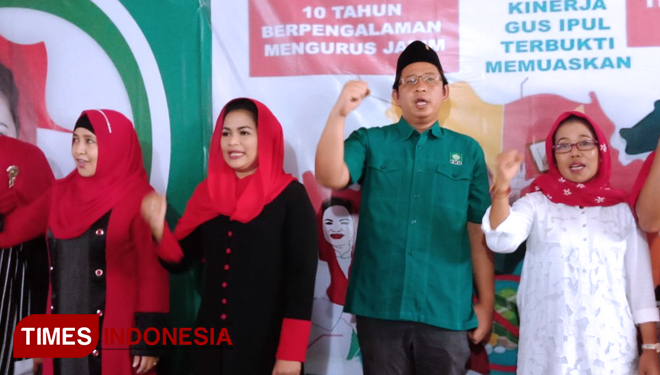 Ketua DPC PKB Situbondo, Ali Yafi Mughni (Baju Hijau PKB) saat mendampingi peresmian posko pemenangan GUSTI oleh calon Gubernur Jatim, Puti Guntur Soekarno, (FOTO: Uday/TIMES Indonesia)