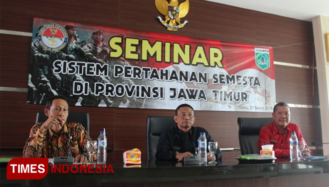 Para pembicara seminar tentang Sistem Pertahanan Semesta yang diadakan Kementerian Pertahanan, Selasa (27/3/2018) di Balai Kota Among Tani Kota Batu. (FOTO: Ferry/TIMES Indonesia)