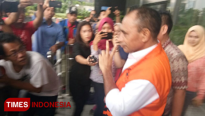 Bupati Ngada nonaktif, Marianus Sae saat ditemui di gedung KPK Mengancungkan Salam 2 Jari Khas Jokowi. (FOTO: Hasbullah/TIMES Indonesia)
