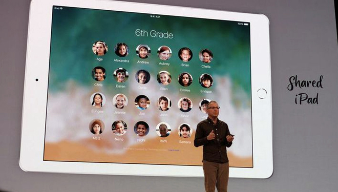Vice president of product marketing Apple, Greg Joswiak memperkenalkan iPad 2018 yang ditargetkan untuk para pelajar.(FOTO: Tom Warren/ The Verge)