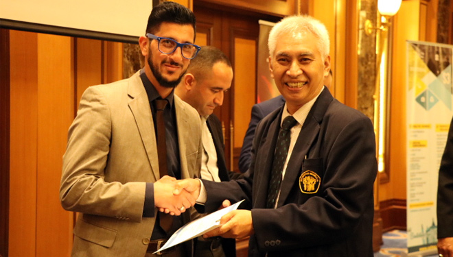Rektor UB, Prof. Dr. Ir. Mohammad Bisri, MS dan Duta Besar Republik Indonesia untuk Kerajaan Yordania dan Negara Palestina, Andi Rachmianto, menyerahkan sertifikat beasiswa di Hotel Le Grand Amman Yordania, Selasa (27/3/2018). (FOTO: Istimewa)