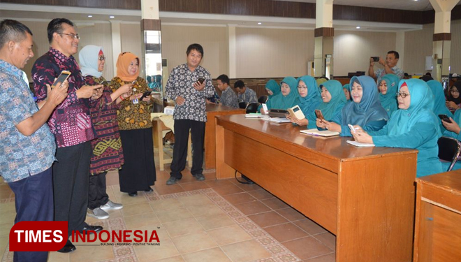Kegiatan pengenalan internet sehat bagi kalangan ibu runah tangga yang digelar di Gedung Putri Mijil, Kompleks Kantor Bupati Gresik (FOTO: Akmal/TIMES Indonesia)