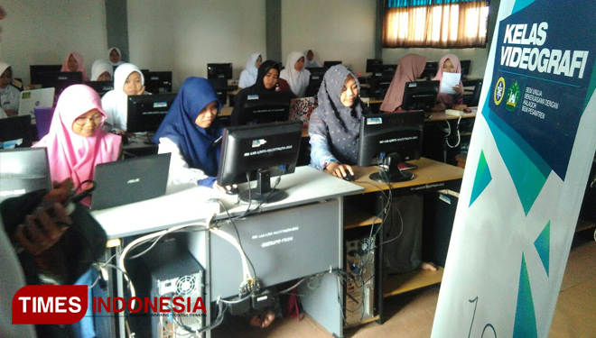 Pewarta sekolah jurnalistik di kampus Universitas Nurul Jadid (FOTO: AJP/TIMES Indonesia)