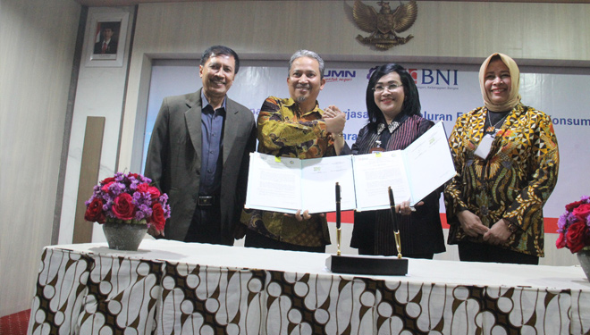 Pemberian beasiswa secara simbolis untuk mahasiswa berprestasi ITS dari BNI, Kamis (29/3/2018). (FOTO: Istimewa)