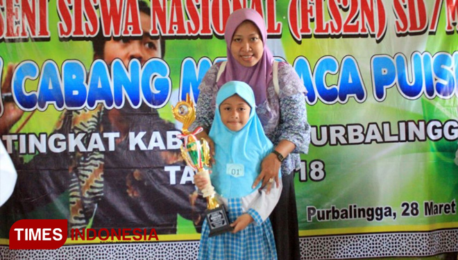 Lubna Athaya Tanisa dan bersama ibunya foto bersama usai menerima piala juara 1 Lomba Baca Puisi pada FLS2N tingkat Kabupaten Purbalingga (FOTO: Sinnangga Angga/TIMES Indonesia)