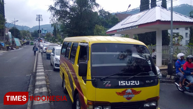 Ilustrasi kepadatan arus kendaraan yang masuk ke wilayah Kota Batu dari arah Pujon, Kabupaten Malang. (FOTO: Ferry/TIMES Indonesia)