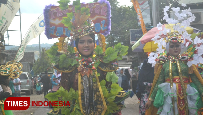 Para peserta DEC terlihat cantik meski menggunakan busana hasil daur ulang. (FOTO: Erwin Wahyudi /TIMES Indonesia) 