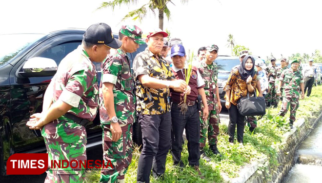 Direktur Jendral (Dirjen) Tanaman Pangan (TP) Kementerian Pertanian (Kementan), Dr Ir Sumarjo Gatot Irianto (Baju batik), saat melakukan kunjungan ke Kabupaten Bondowoso, Sabtu (31/3/2018). (FOTO: Sofy/ TIMES Indonesia)