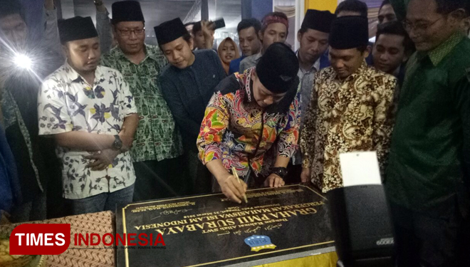 Menpora Imam Nahrawi didampingi Ketua IKAPMII Surabaya, H. Thoriqul Haq. Surabaya (FOTO:Nasrullah/TIMES Indonesia)
