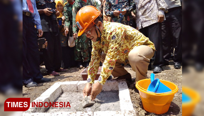 Sekertaris Umum PP Muhammadiyah, Abdul Muti saat meletakkan batu pertama simbolis pembangunan gedung baru SMA Muhammadiyah 1 Gresik. (FOTO: Akmal/TIMES Indonesia)
