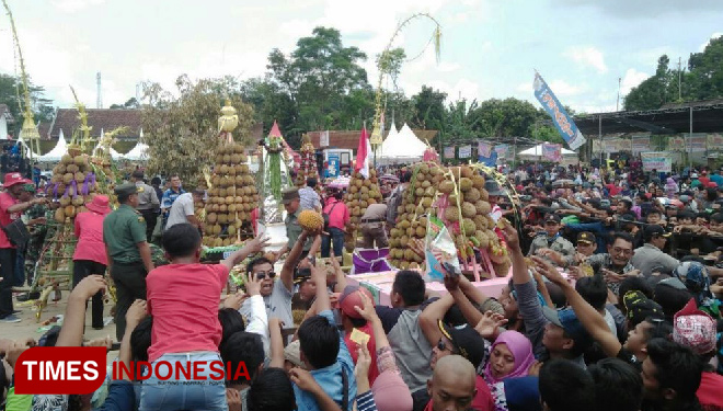 Masyarakat menyerbu gunungan buah durian dalam Festival Durian Sumberjambe. (FOTO: Siti Mukifah/Times Indonesia)