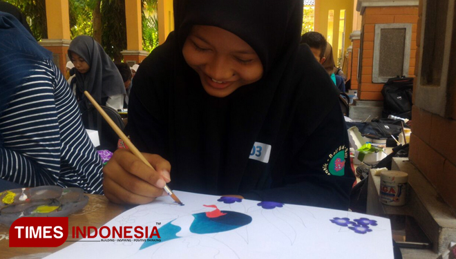 Para peserta Lomba Desain Motif Batik Khas Lamongan” tingkat SLTP dan SLTA sederajat, denan sabar dan tekun mendesain motif batik, di Alun-alun Kota Lamongan, Minggu, (1/4/2018). (FOTO: Ardiyanto/TIMES Indonesia)