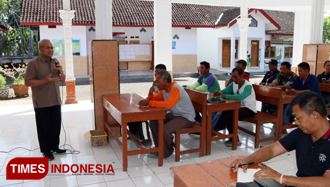 Ketua STPP Malang, Dr Ir Surachman Suwardi MP bertatap muka dengan peserta OJT alsintan di Desa Tembokrejo, Jember. (Foto: Humas STPP Malang for TIMES Indonesia).
