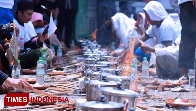 Santri, alumni dan simpatisan Ponpes Syaichona M Cholil Bangkalan ketika menanak nasi liwet dalam rangka memecahkan rekor MURI. (FOTO: Doni Heriyanto/TIMES Indonesia)