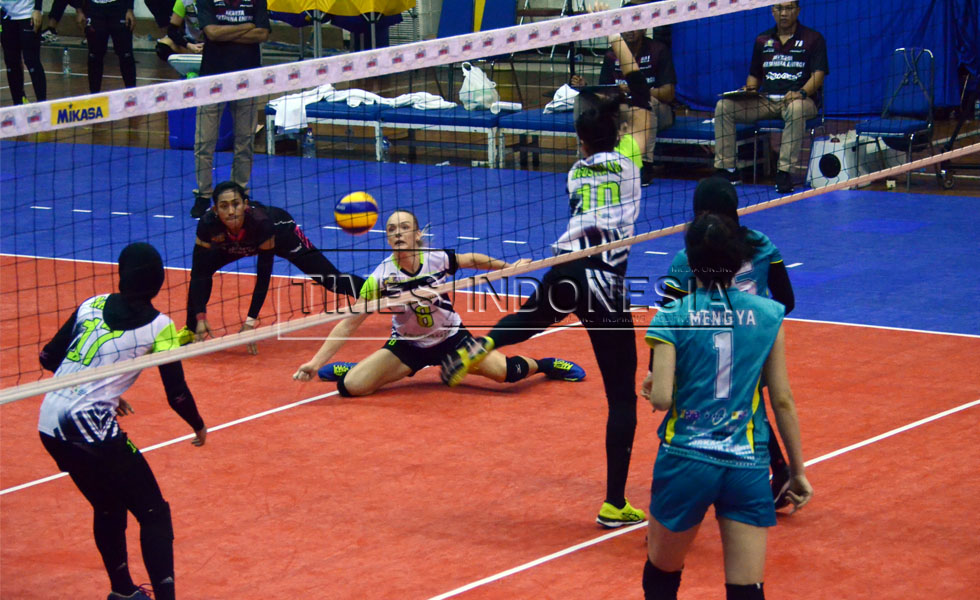 Pemain Jakarta Pertamina Energi, Anna Stepaniuk terjatuh saat melakukan penyelamatan bola di laga final four Proliga 2018 melawan Jakarta Elektrik PLN. (Foto : Tria Adha/TIMES Indonesia).