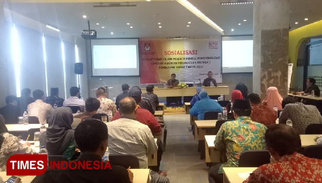 Ketua KPU Jatim Eko Sasmito dan Sekertaris KPU Jatim dihadapan peserta sosialisasi, Sueabaya. (FOTO:Nasrullah/TIMES Indonesia)