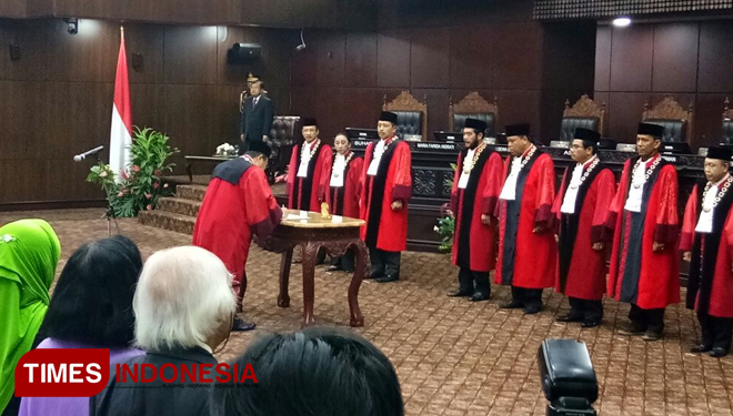 Penandatanganan berita acara sumpah jabatan ketua MK (FOTO: Hasbullah/ TIMES Indonesia)