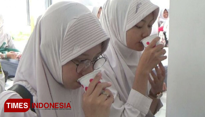 Pelajar SMKN I Kota Probolinggo saat meminum teh sebelum menjalani UNBK (FOTO: Happy/TIMES Indonesia)