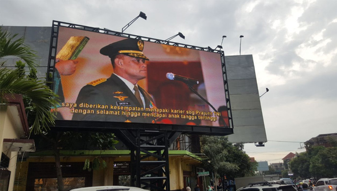Videotron di perempatan Jalan S.W Prawoto atau sudut barat laut Alun-Alun Kota Malang menampilkan profil Gatot Nurmantyo (FOTO: Detik)