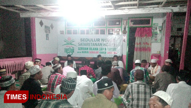 Puluhan santri dan masyarakat di Desa Pokaan, Kecamatan Kapongan, Kabupaten Situbondo, Jawa Timur mengikuti kegiatan Sedulur Ngaji. (FOTO: Uday/TIMES Indonesia)