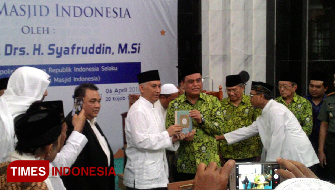 Rektor UB Prof M Bisri bersama Wakapolri Komjen Pol Syafruddin (FOTO: Imadudin Muhammad/TIMES Indonesia)