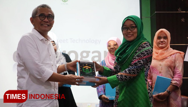 Prof Jazidie saat membagikan e-sorogan kepada para dosen Unusa, Jumat (6/4/2018).(FOTO: Lely Yuana/ TIMES Indonesia)