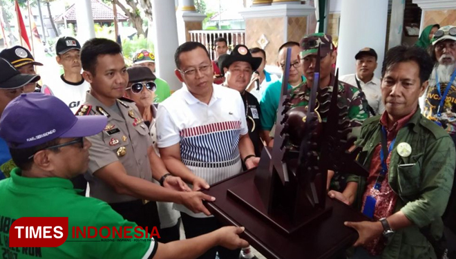 Tim Inti Kirab Estafet Trofhi IVCA 2018 dari Anyer-Bali, saat di Pendopo Kabupaten Situbondo Bersama Bupati Situbondo H. Dadang Wigiarto SH, didamping Kapolres Situbondo AKBP Sigit Dany Setiyono SH, SIK, MSc, Eng, (FOTO: Fawaid Aziz/TIMES Indonesia)