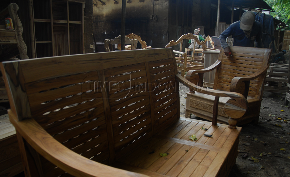 Pekerja menyelesaikan pembuatan mebel, di industri rumahan kawasaan Bukir, Pasuruan. (FOTO : Adhitya Hendra/TIMES Indonesia)