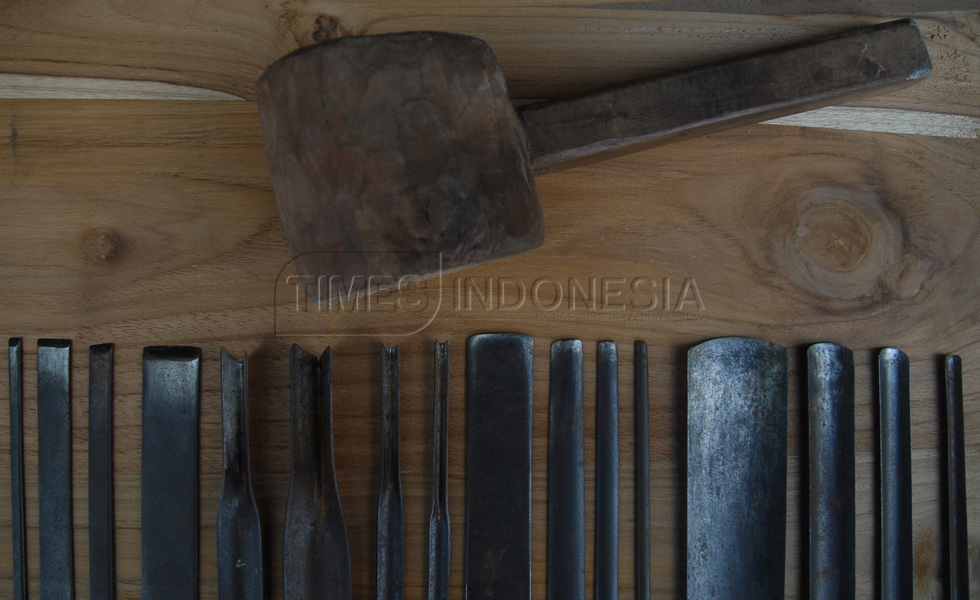 Alat ukir pembuatan yang digunakan pekerja untuk pembuatan mebel, di industri rumahan kawasaan Bukir, Pasuruan. (FOTO : Adhitya Hendra/TIMES Indonesia)