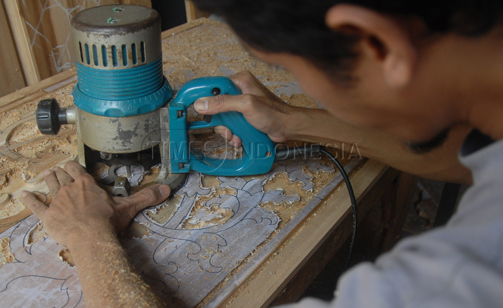 Pekerja menyelesaikan pembuatan mebel, di industri rumahan kawasaan Bukir, Pasuruan. (FOTO : Adhitya Hendra/TIMES Indonesia)