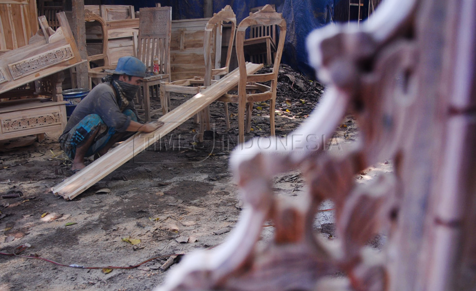 Pekerja menyelesaikan pembuatan mebel, di industri rumahan kawasaan Bukir, Pasuruan. (FOTO : Adhitya Hendra/TIMES Indonesia)
