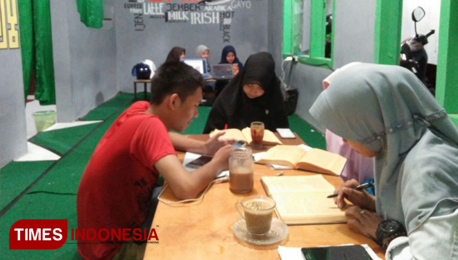 Di Warung Ala Santri, pengunjung tidak hanya menikmati makanan tapi juga dapat berdiskusi. (FOTO: Siti Mukifah/TIMES Indonesia)