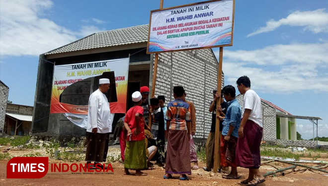 Pemilik lahan, H.M. Wahib Anwar menghentikan paksa pembangunan perumahan Griya Indah Lestrasi dengan memasang plang larangan melakukan aktivitas dalam bentuk apapun. (FOTO: Doni Heriyanto/TIMES Indonesia)