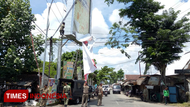 Penertiban APK yang dilakukan oleh Pol PP Banyuwangi. (FOTO: Erwin Wahyudi/TIMES Indonesia)