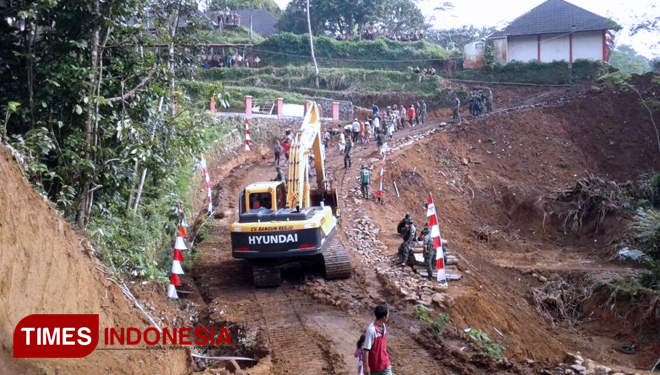 Alat berat milik Pemkab Purbalingga bekerja untuk pembuatan jalan makadam yang dibangun Satgas TMMD di Desa Karangjambu (FOTO: AJP. TIMES Indonesia)