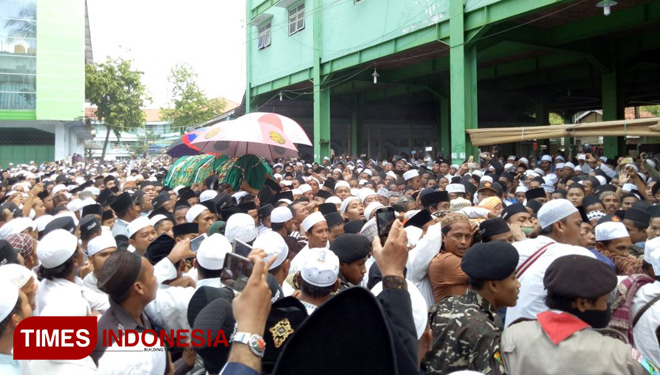 Warga saling berebutan mengusung jenazah almarhum KH Kholilurrahman menuju masjid Agung Bangkalan. (FOTO: Doni Heriyanto/TIMES Indonesia)