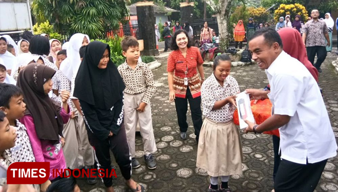 Sevy, siswa kelas 5C SLBN Purbalingga, sedang memberikan kenang-kenangan kepada Bupati Purbalingga, Tasdi (FOTO: Sinnangga Angga/TIMES Indonesia)