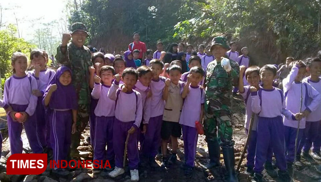  Keceriaan Anak TK Menjadi Pelepas Lelah Satgas TMMD 