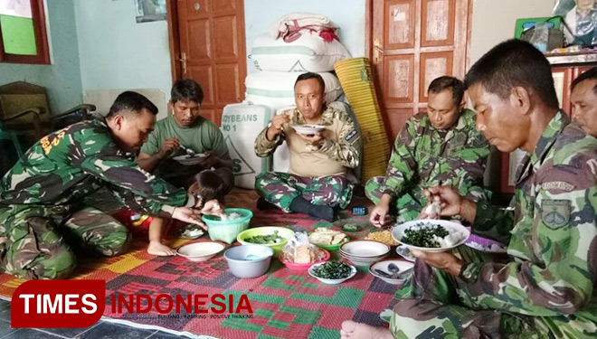 Dandim 0702/Purbalingga Letkol Inf Andy Bagus. D.A., S.I.P bersama Satgas TMMD makan siang di rumah Pak Kasirun (FOTO: Tim AJP TIMES Indonesia)