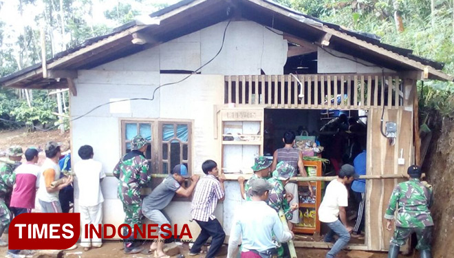 Rumah Bapak Tikno yang digeser karena pelebaran jalan di TMMD Reg 101 Kodim Purbalingga. (Foto: Ajp TIMES Indonesia)