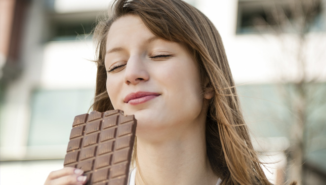 ILUSTRASI: Mengkonsumsi cokelat. (FOTO: Thermo Fisher Scientific)